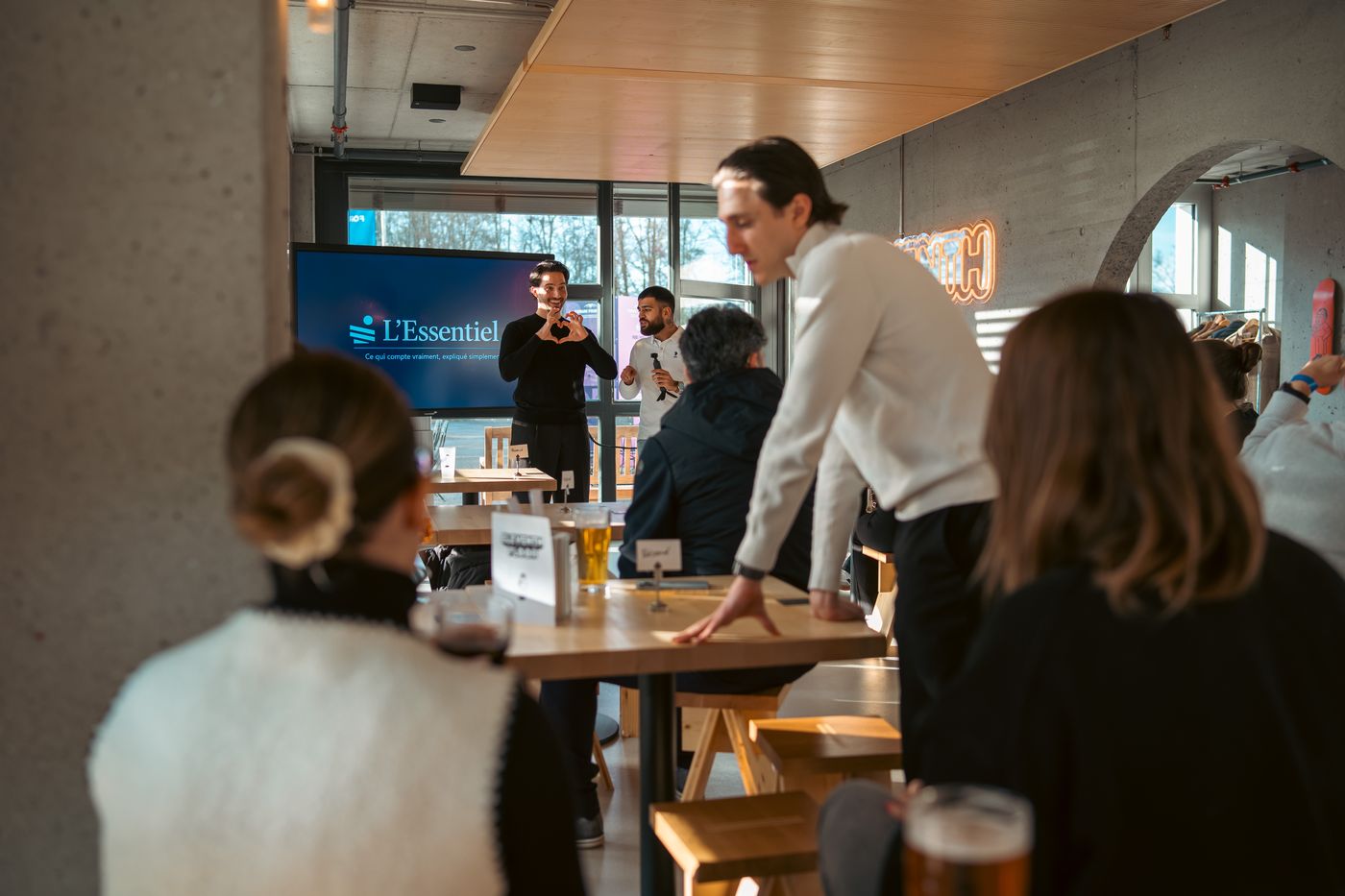 Un conférencier devant son public lors d'une soirée L'Essentiel au 11th Floor