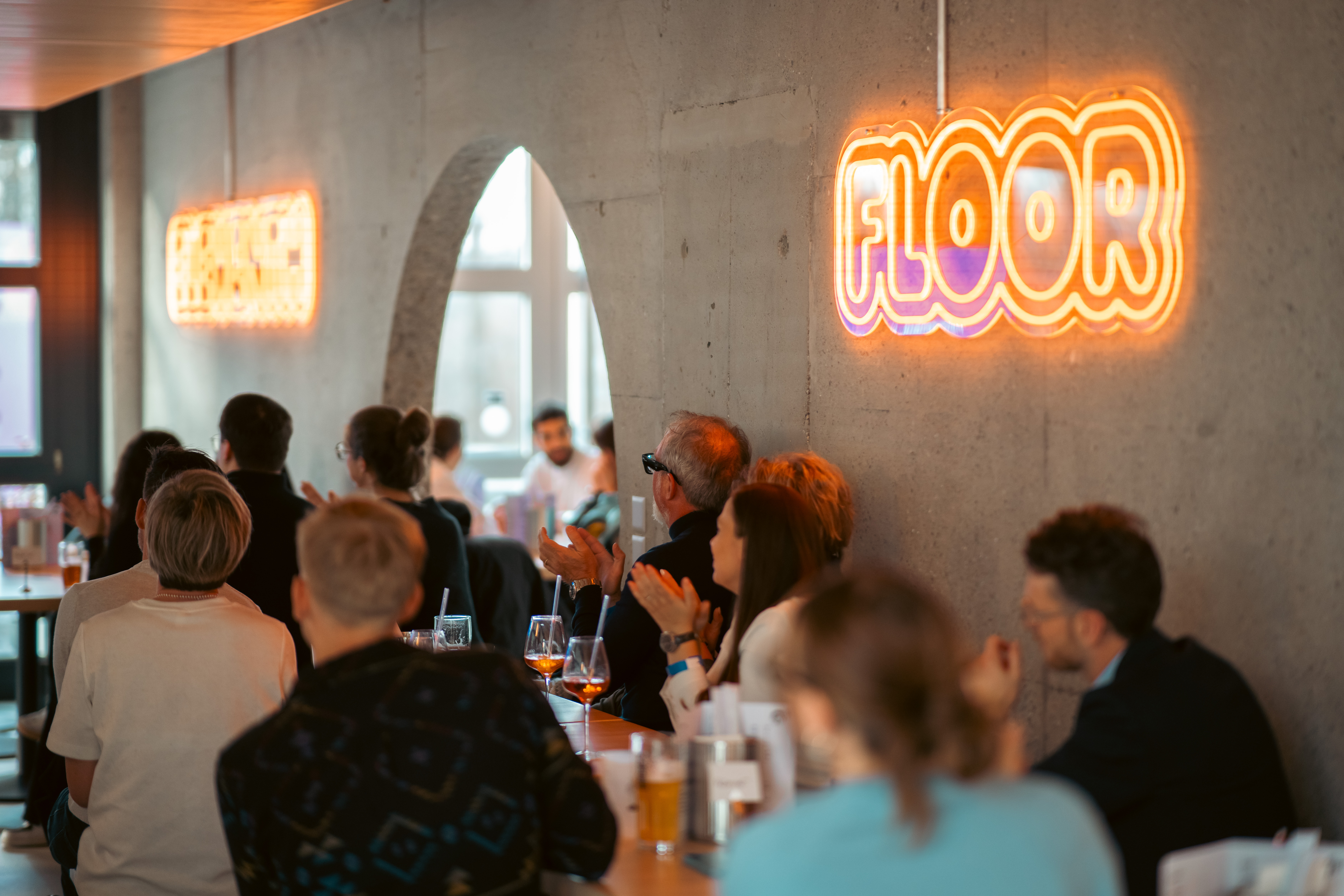Public applaudissant lors d'une soirée L'Essentiel au 11th Floor
